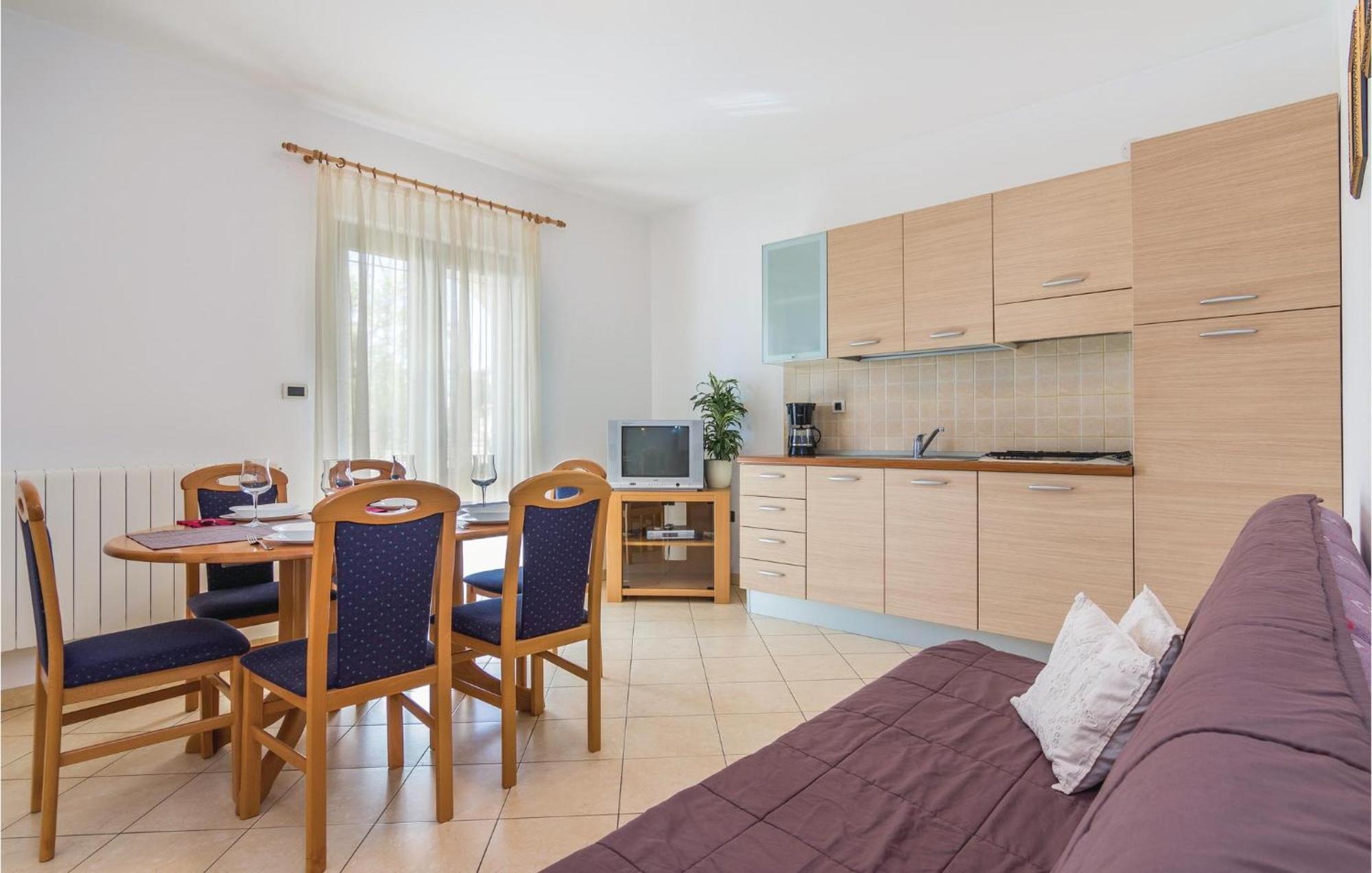 Beautiful Apartment In Porec With Kitchen Zewnętrze zdjęcie